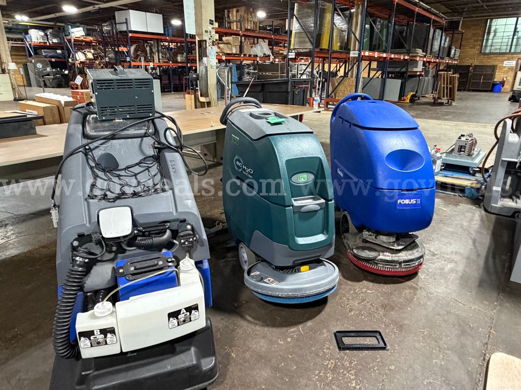 Lot of 3 floor scrubbers
