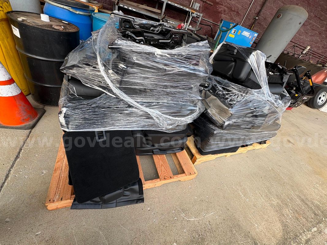 LOT #1- 15 single rear seats for Explorers