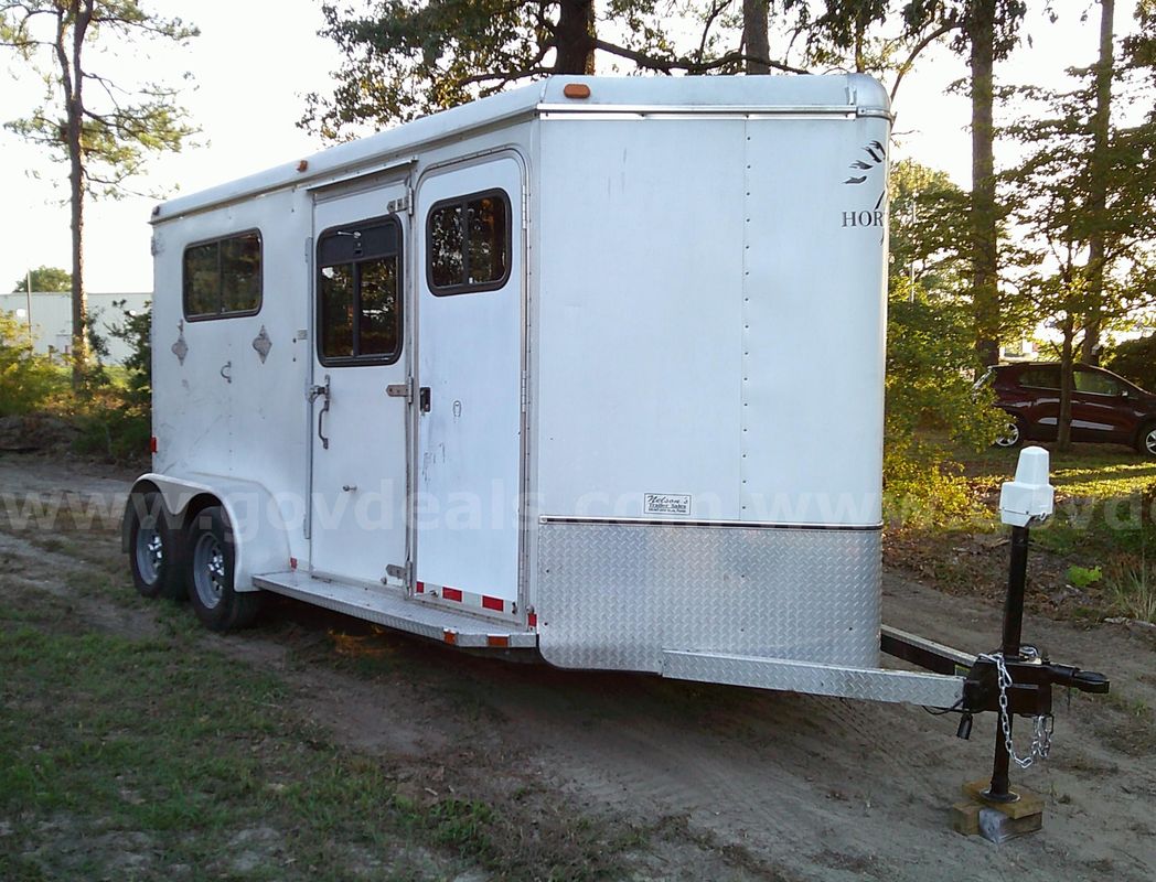 2002 Horton 2 Horse Straight Load Tack/Dressing Room