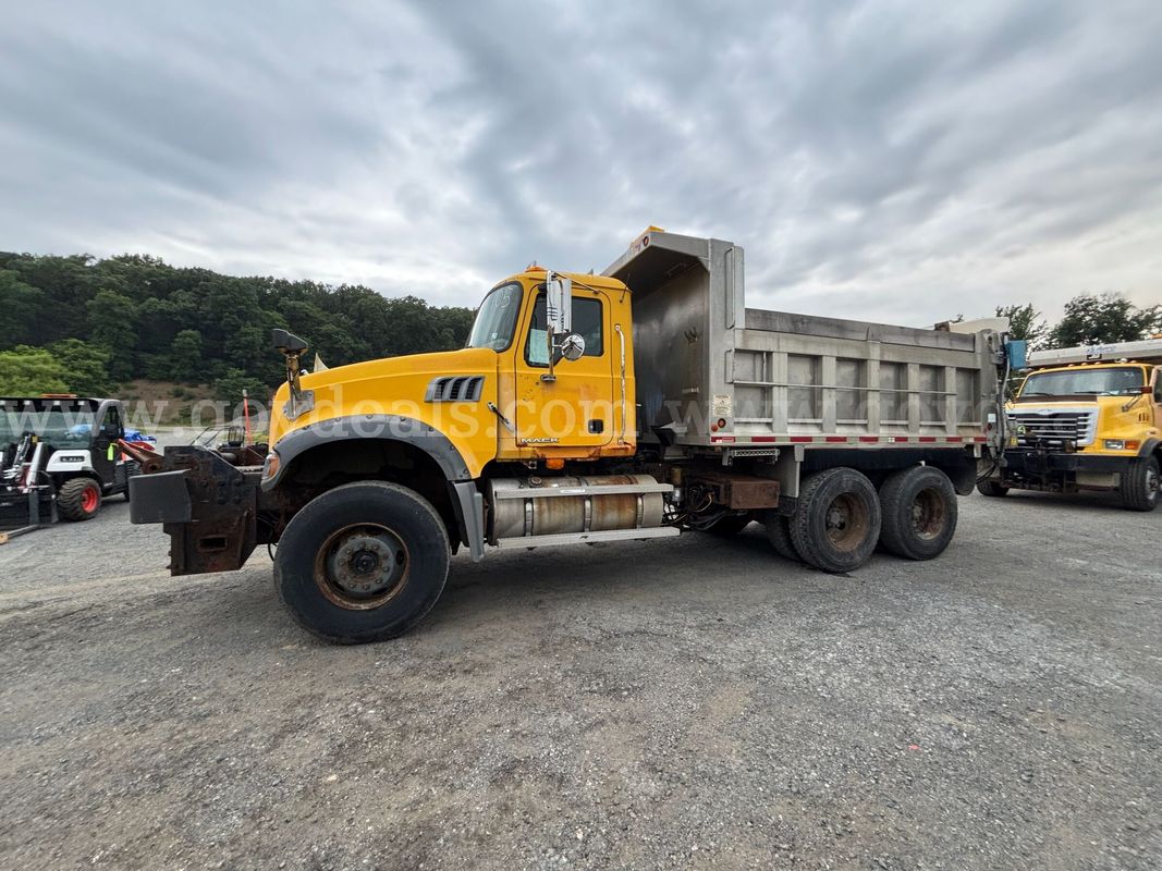 2008 Mack GU713 Cab‑Behind‑Engine – Tandem Dump Truck/ WITH SNOW PLOW & SPREADER