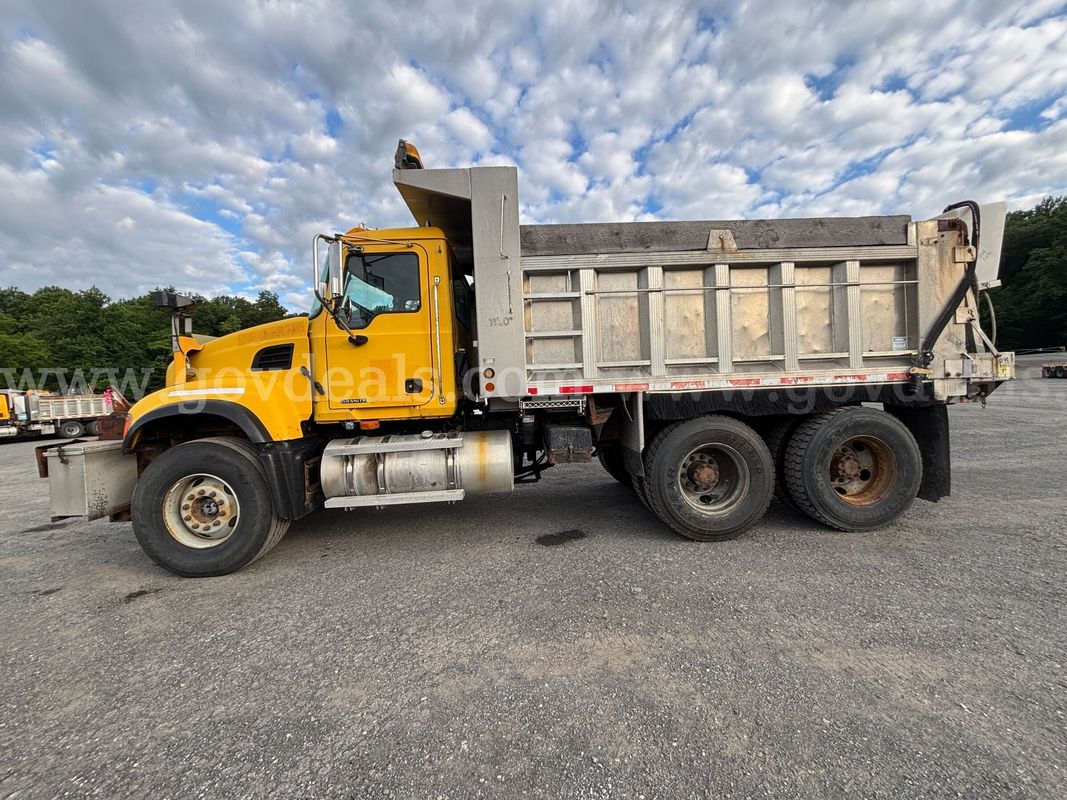 2007 Mack CV713 Dump Truck (WITH SNOW PLOWS & SPREADER)