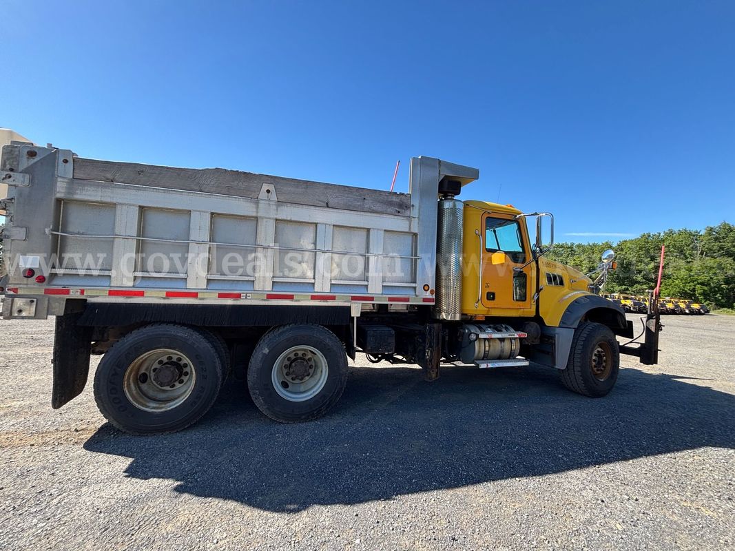 2008 Mack GU713 Cab‑Behind‑Engine Dump Truck / WITH SNOW PLOW