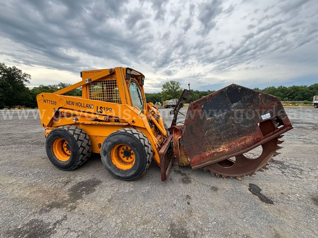 2001 New Holland WT7520 Wheeled Skid Steer– Operational