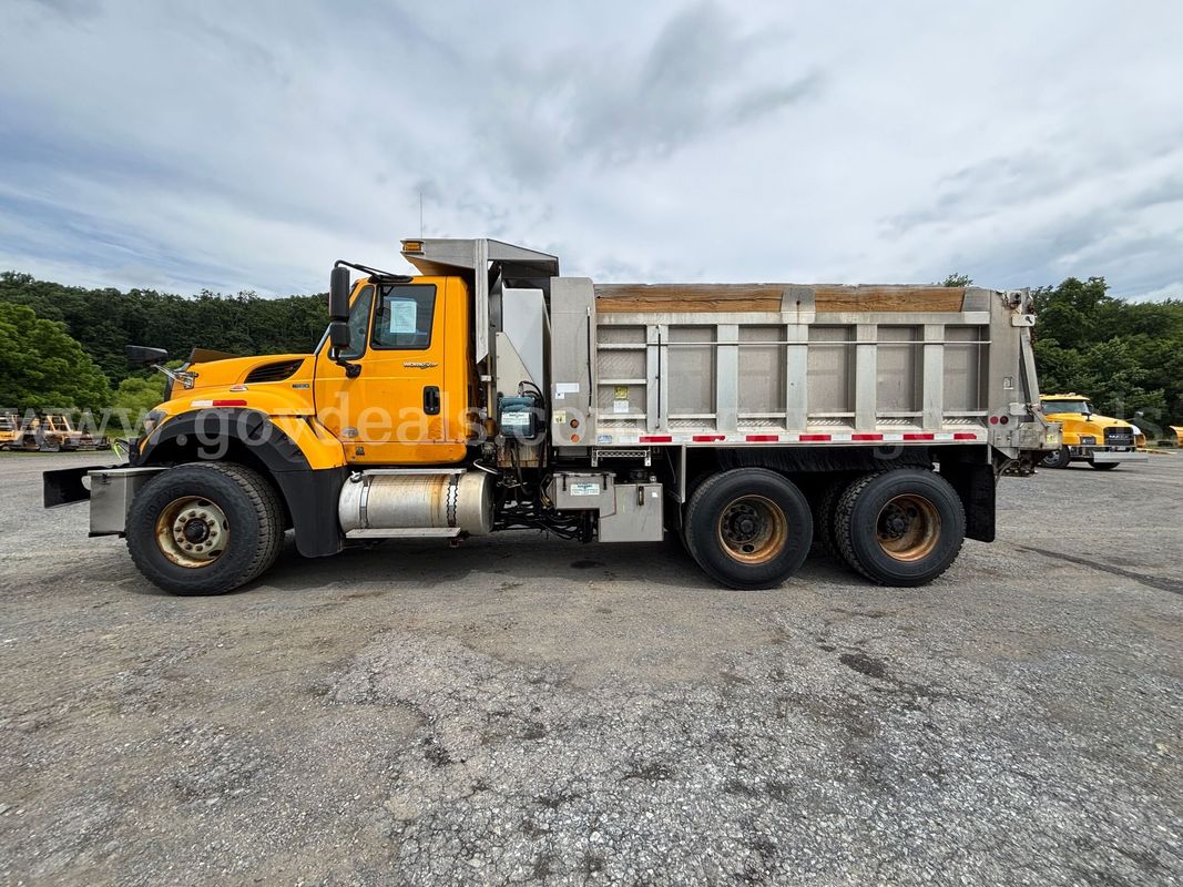 2012 International 7600 SFA 6×4 Dump Truck/ WITH SPREADER