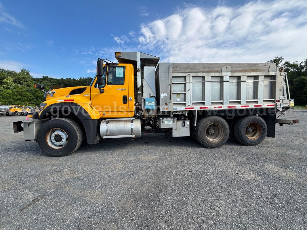 2011 International 7600 SFA Dump Truck/ WITH SNOW PLOWS & SPREADER