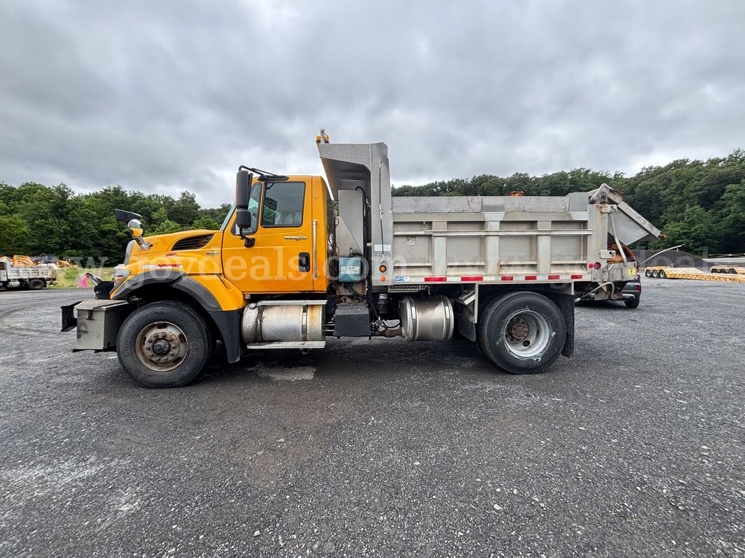2009 International 7400 Dump Truck/ WITH SNOW PLOW & SPREADER