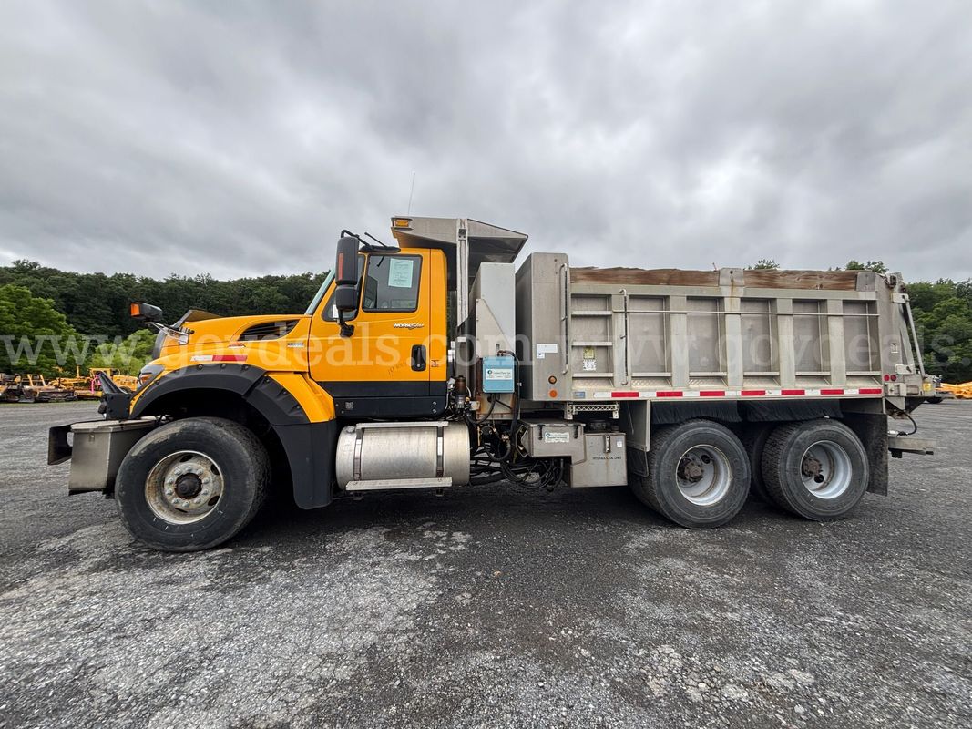 2012 International 7600 SFA Dump Truck/WITH SNOW PLOWS & SPREADER