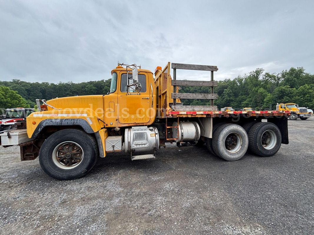 1995 Mack RD690S Tandem Axle Flatbed Truck