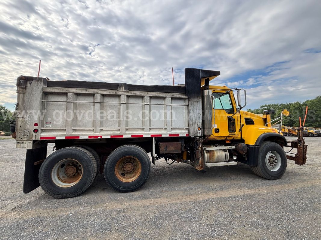 2005 Mack CV713 Granite Tandem Axle Dump Truck- WITH 2 SNOW PLOWS