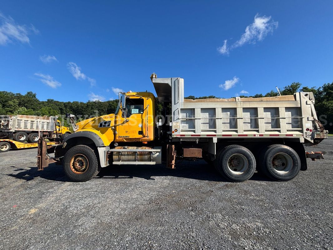 2009 Mack GU713 Tandem Axle Dump Truck- WITH 2 SNOW PLOWS & SPREADER