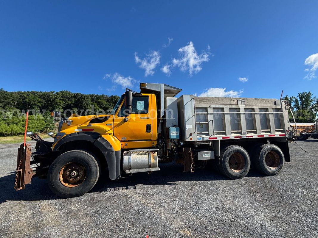 2013 International WorkStar 7600 SFA Dump Truck 6x4 / WITH PLOWS & SPREADER