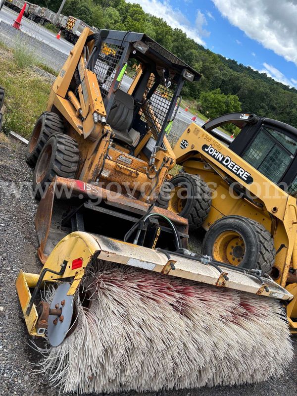 1999 CASE 1840 Skid Steer Loader- With Broom Attachment