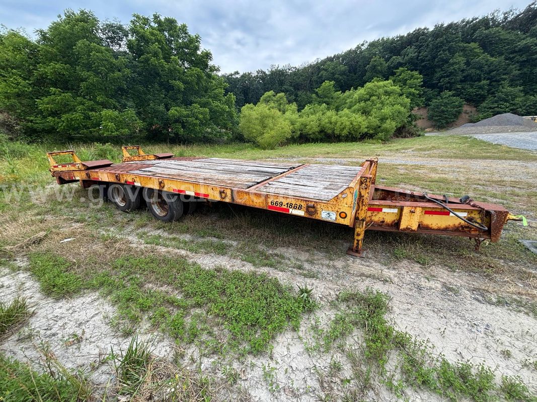 2004 Globe GITA20‑28 Flatbed Tilt‑Deck Trailer