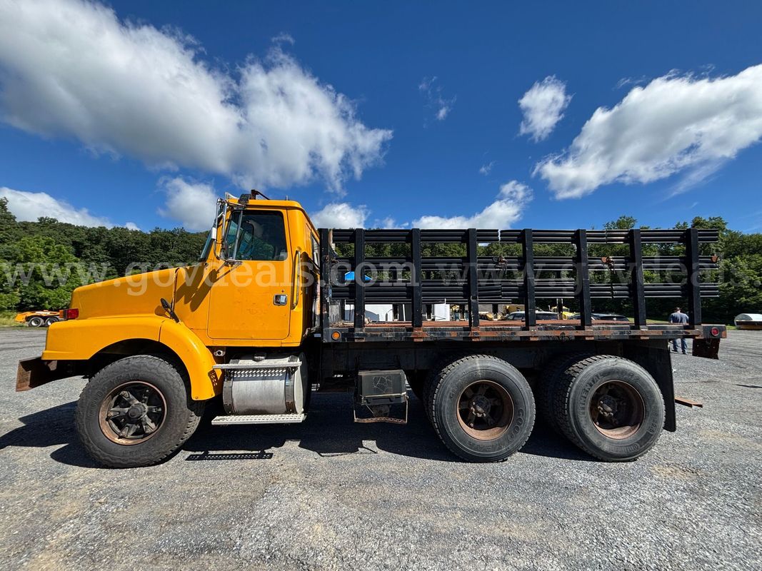 1994 WhiteGMC WG Tandem Flatbed Truck – 10.0L Diesel