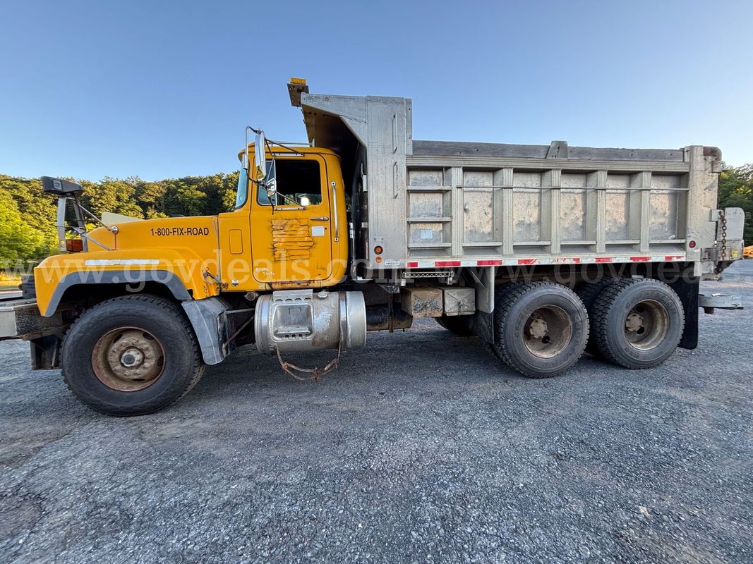 2002 Mack RD688S Tandem Dump Truck w/ Flink Spreader – Runs