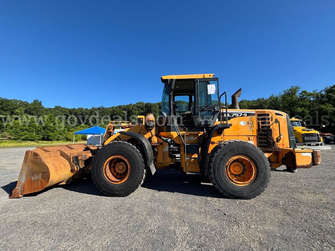 2010 Hyundai HL757‑9 Wheel Loader – Runs & Operates