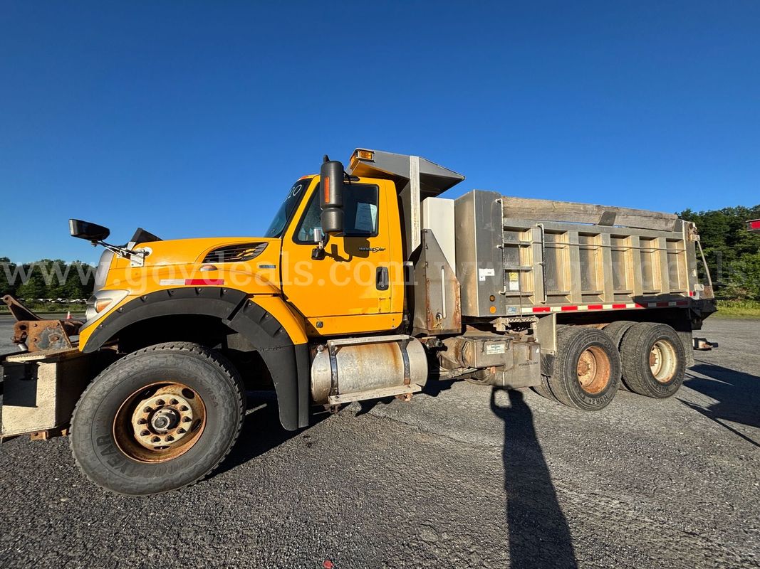 2011 International WorkStar 7600 SFA Tandem Dump Truck w/ Monroe Spreader