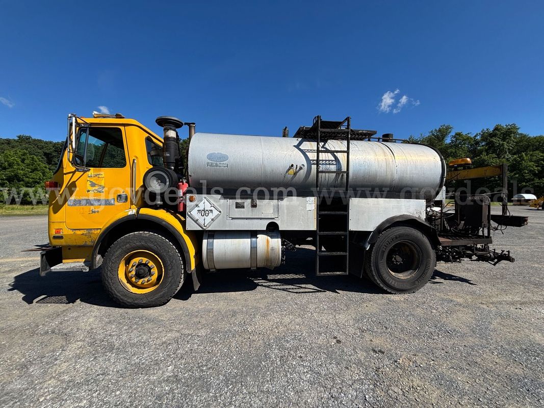 1986 White WX Tilt‑Cab Oil Distributor Truck – White / Etnyre