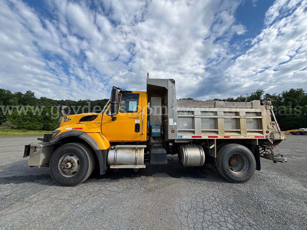 2010 International 7400 SFA Single‑Axle Dump Truck w/ Flink Spreader