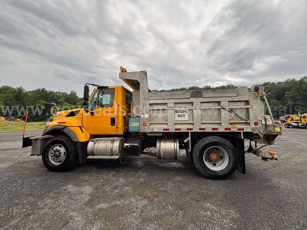 2010 International 7400 SFA Dump Truck w/ Flink Spreader