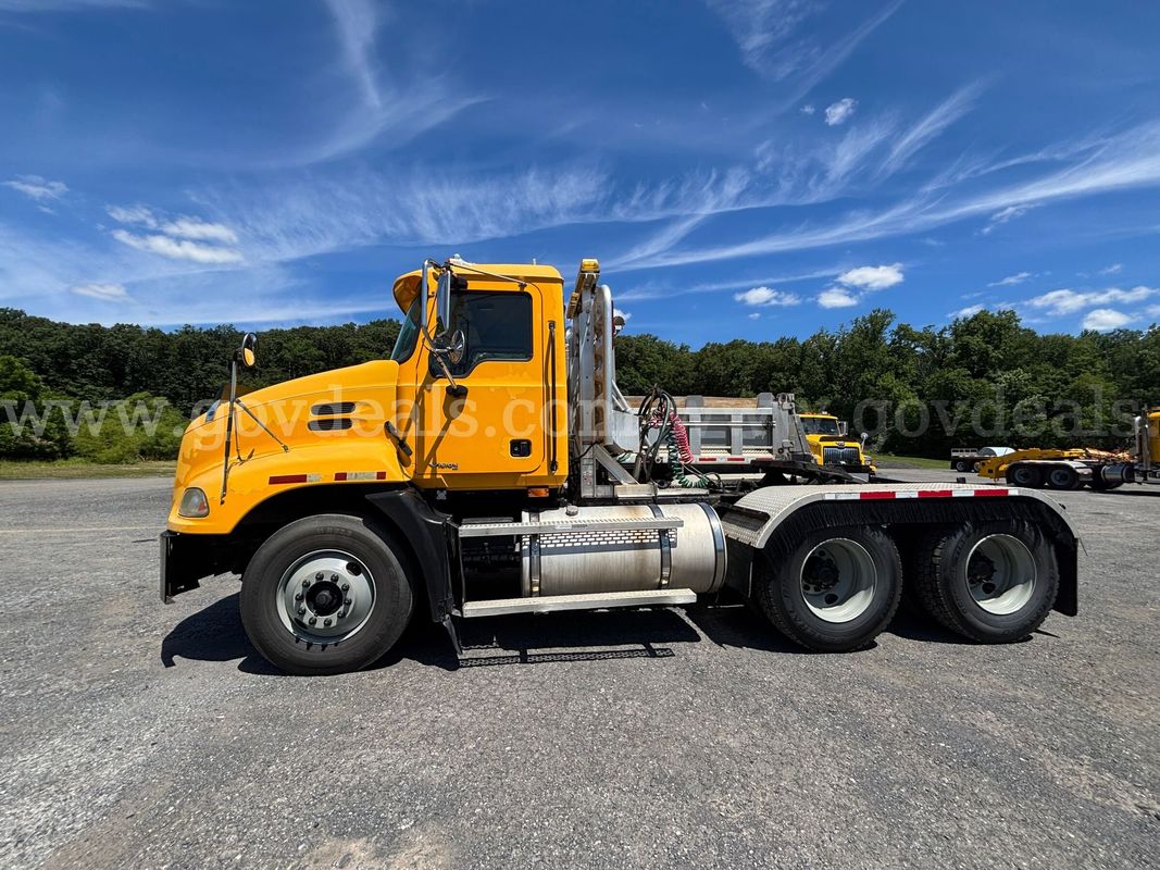2007 Mack CXN613 Vision Tractor Truck – 13‑Speed Manual – Runs When Parked