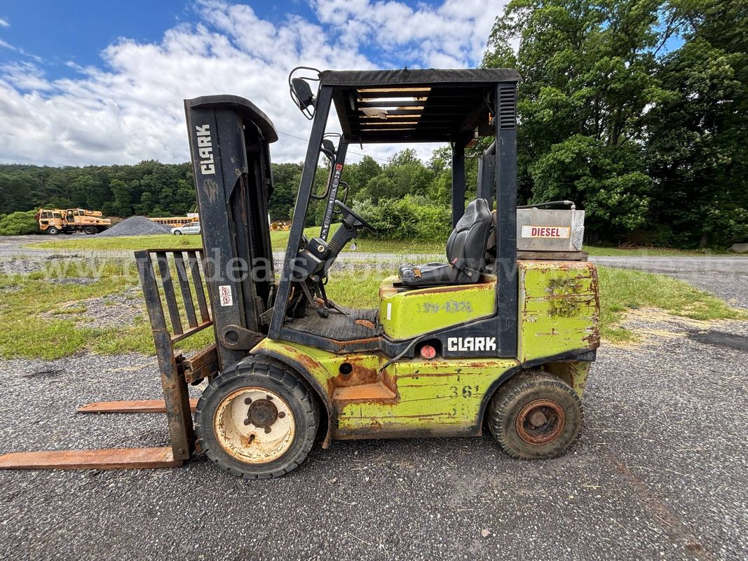 1995 Clark CGP‑30 Forklift