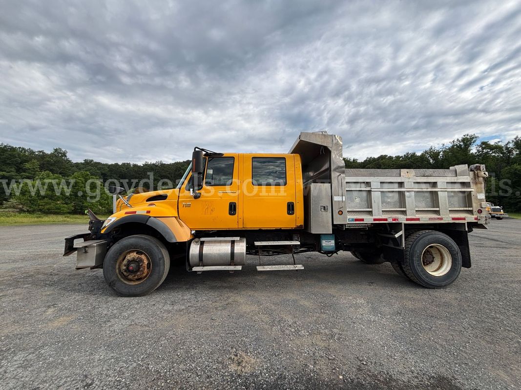 2007 International 7400 SFA Dump Truck w/ Spreader