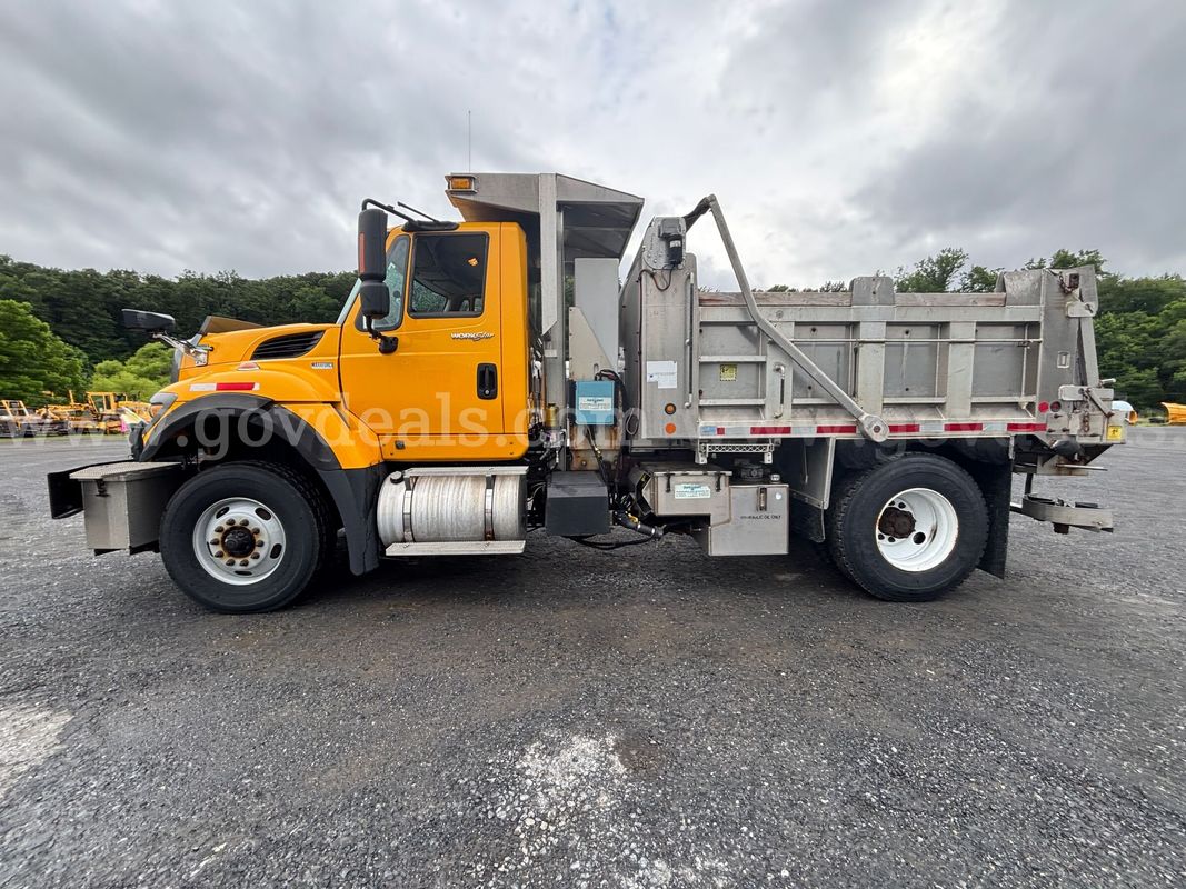 2011 International 7400 SFA 4x2 Truck