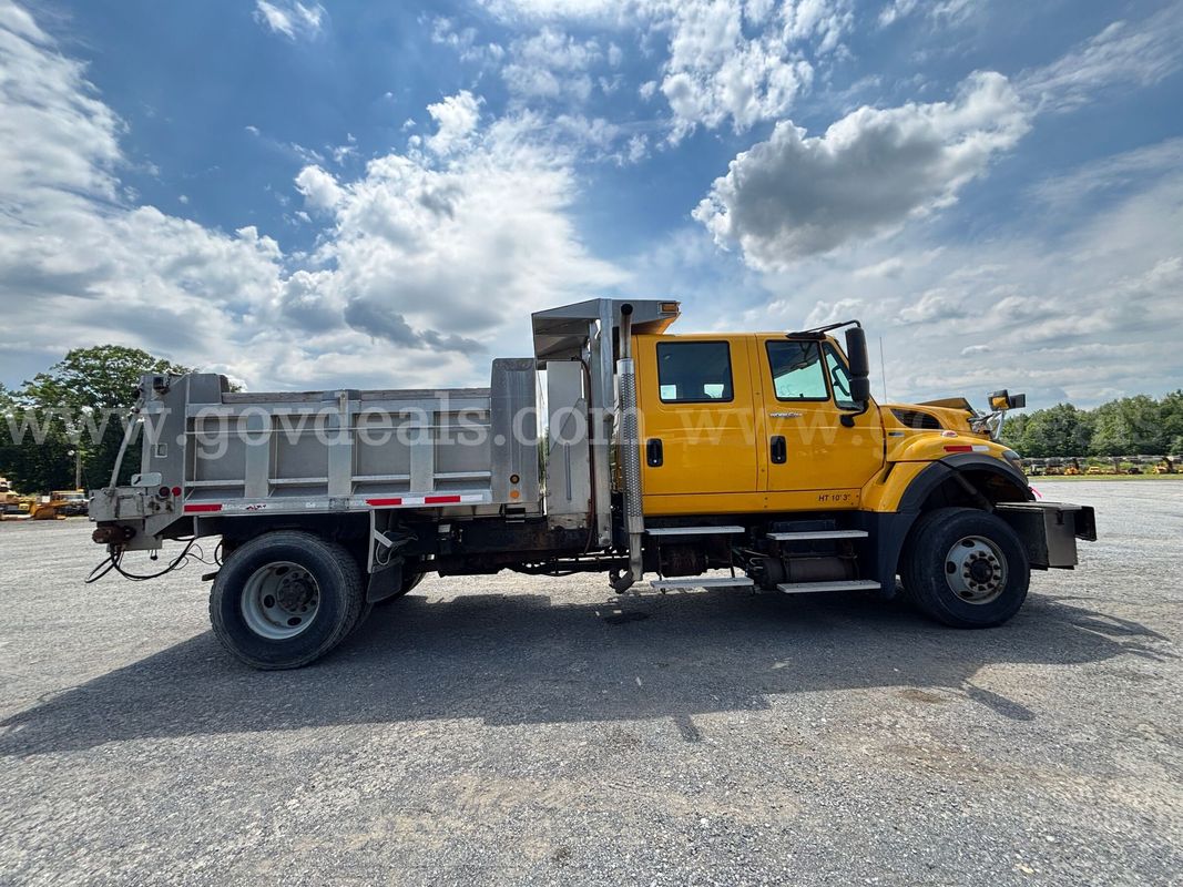 2011 International 7400 SFA 4x2 Single Axle Truck w/ Spreader