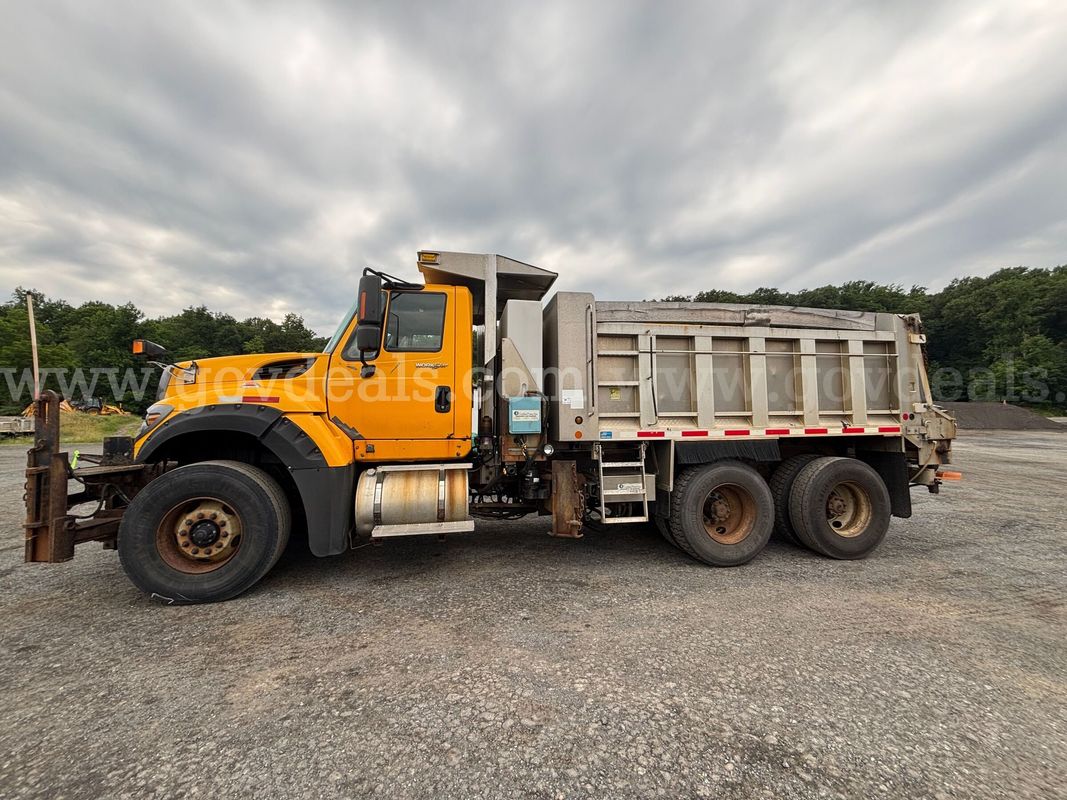 2013 International WorkStar 7600 SFA 6x4 Dump Truck w/ Plow & Spreader