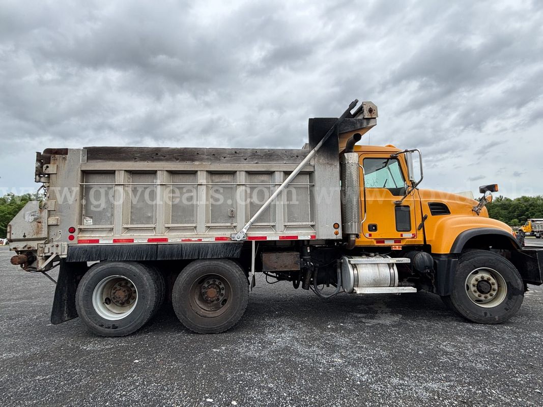 2005 Mack CV713 Granite Tandem Dump Truck – With Spreader