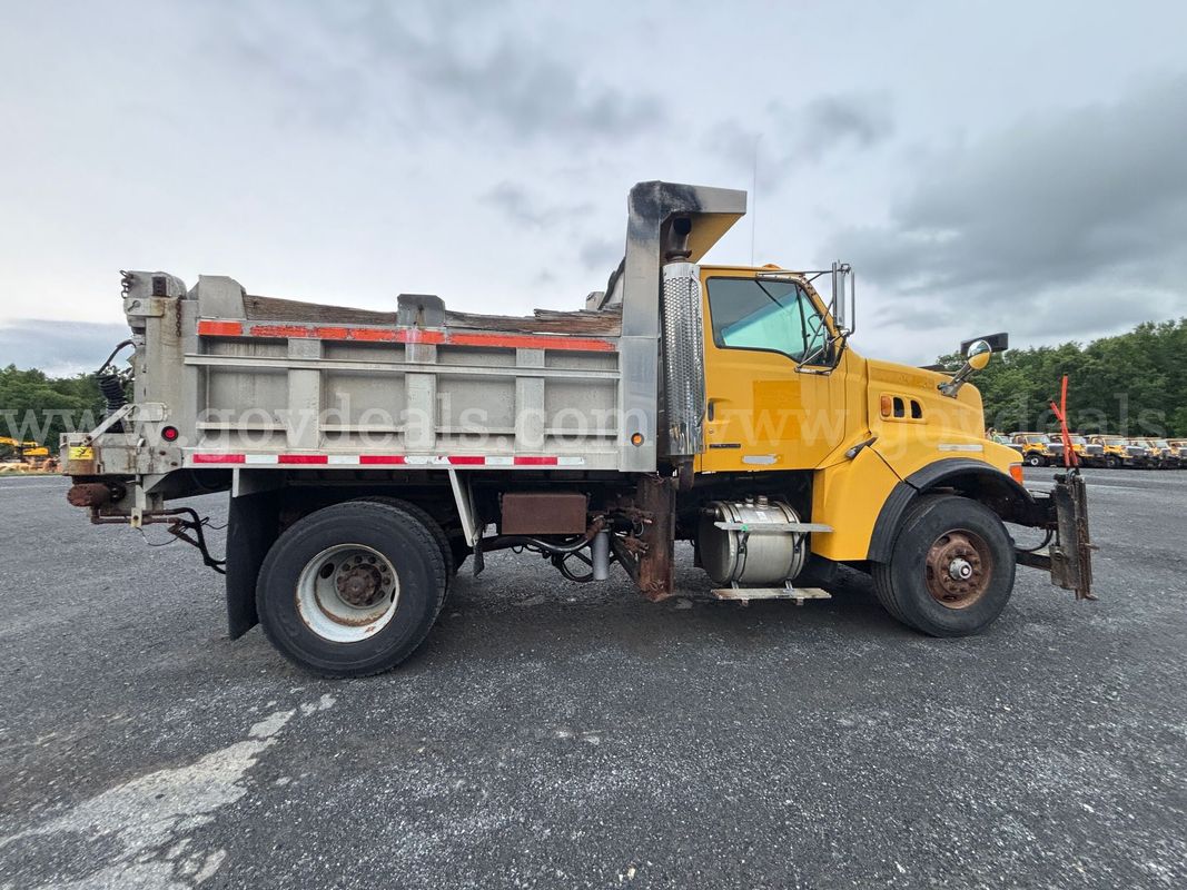 2006 Sterling L8500 Dump Truck – Runs & Drives ( With Flink Spreader)