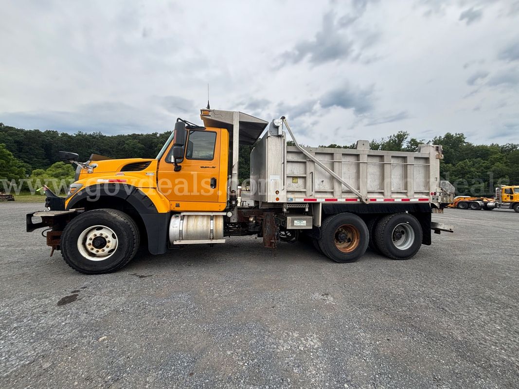 2011 International WorkStar 7600 SFA Dump Truck- With Flink Spreader