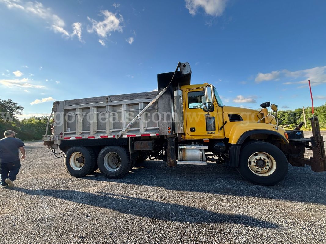 2007 Mack CV713 Granite Tandem Dump Truck - With Spreader
