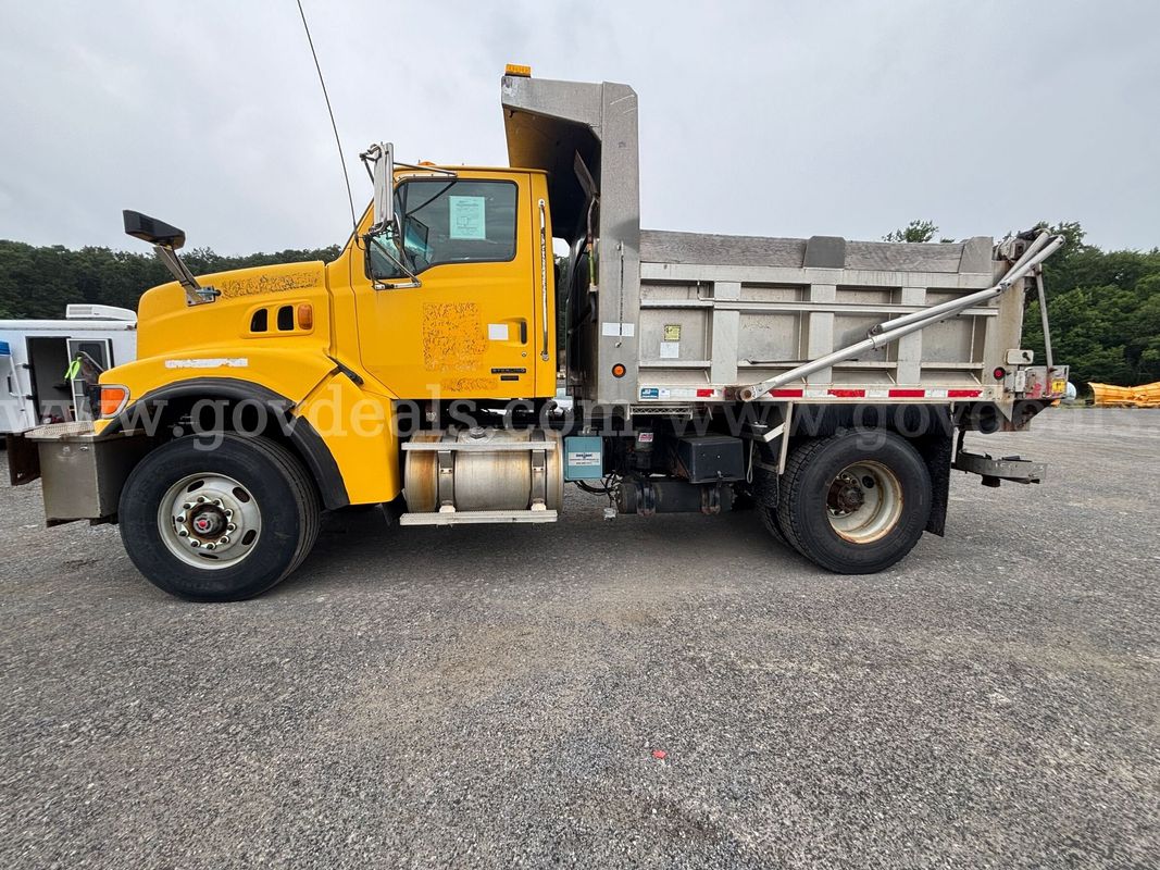 2006 Sterling L8500 Dump Truck – Runs Good (With Flink Spreader)