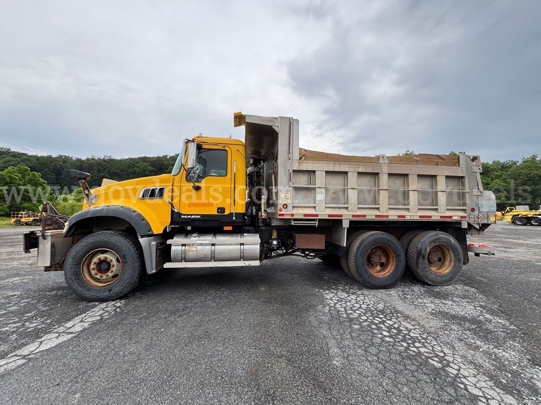 2009 Mack GU713 Dump Truck w/ Flink Spreader – Runs Strong