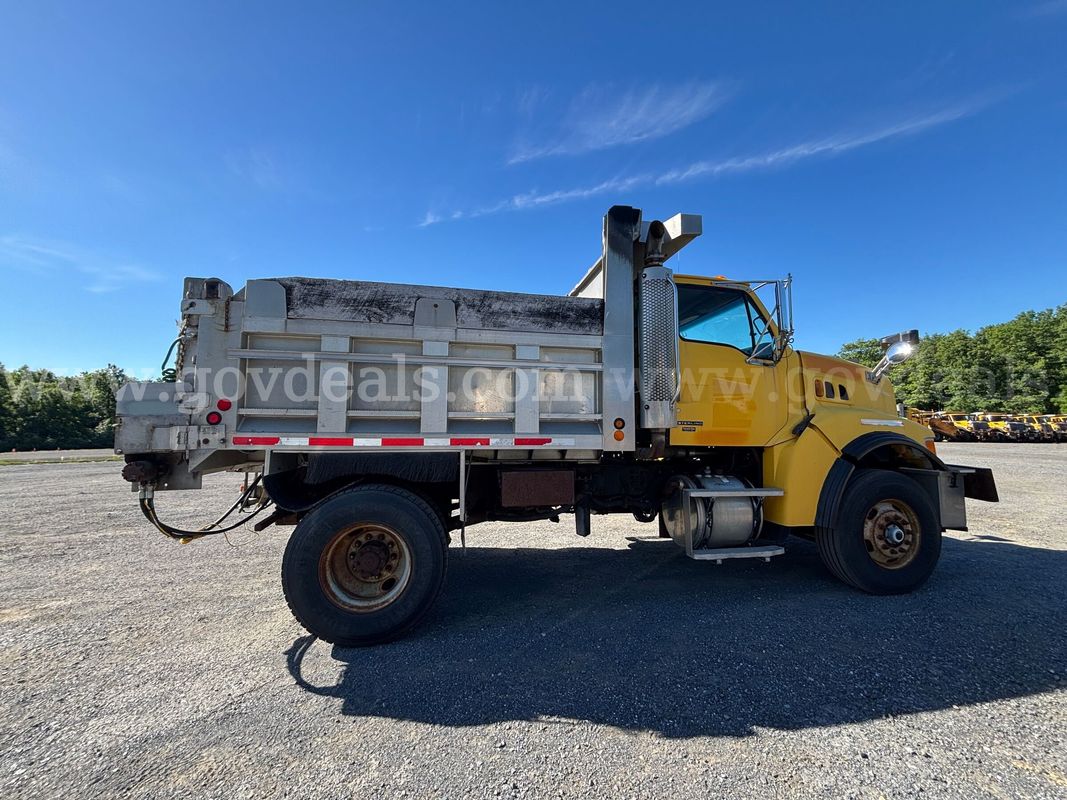 2007 Sterling L8500 Dump Truck w/ Flink Spreader