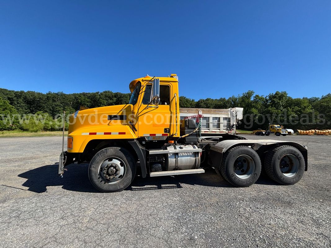 2002 Mack CH613 Tractor Truck – Runs & Drives / Fair Condition