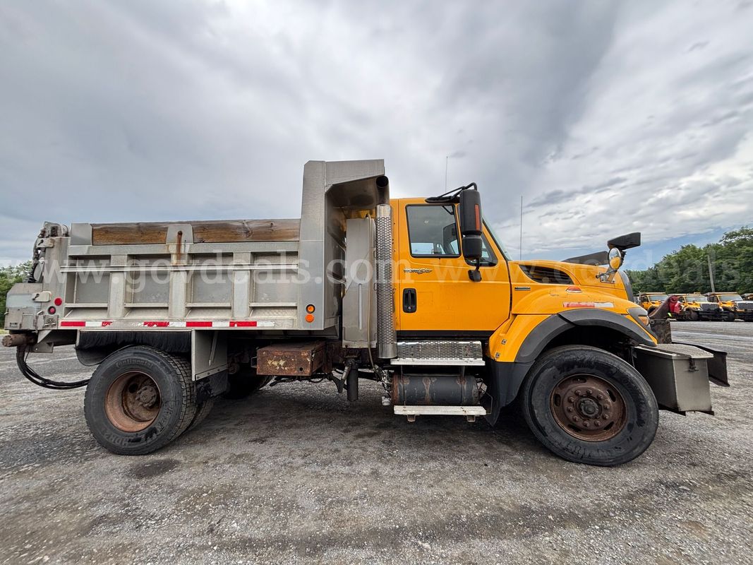 2009 International 7400 Dump Truck w/ Flink Spreader – Runs
