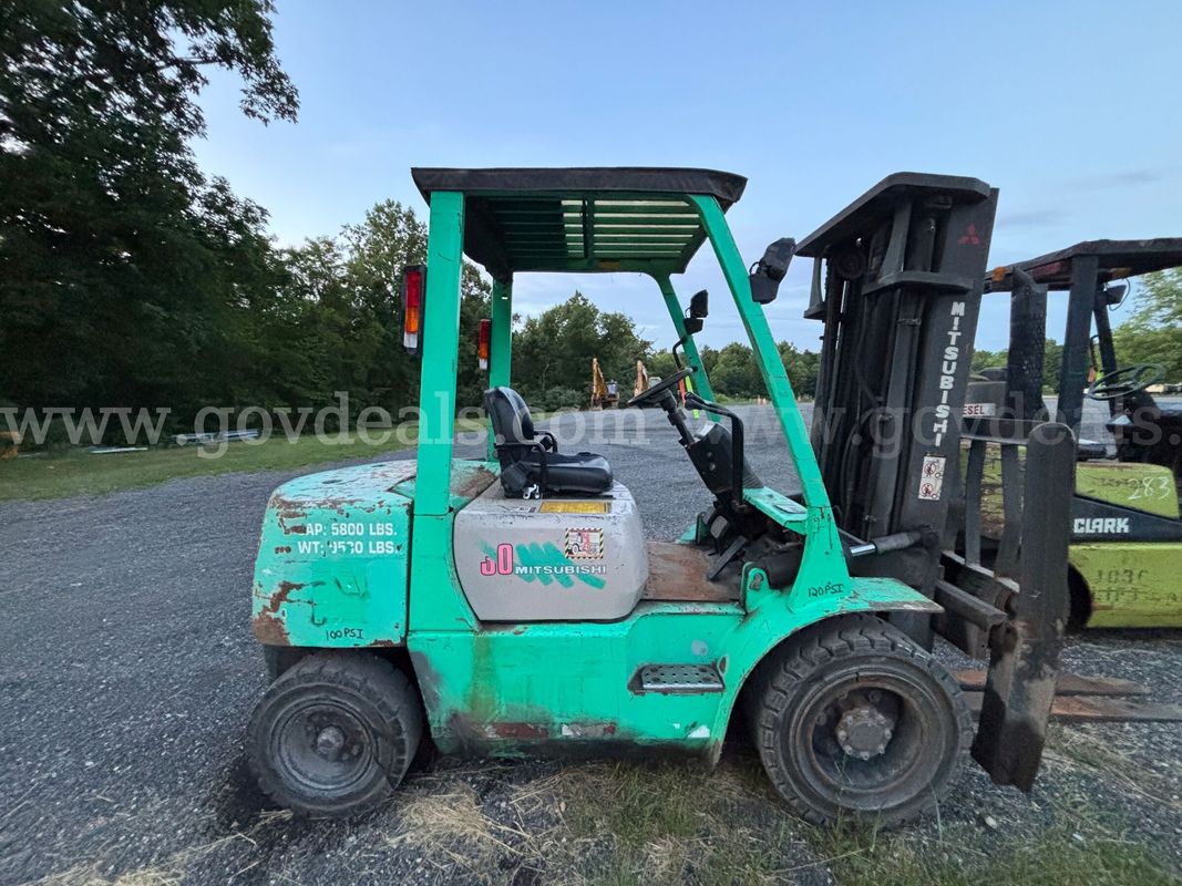 1998 Mitsubishi FD30 B-D Forklift – Hydraulic Issues / Needs Repair