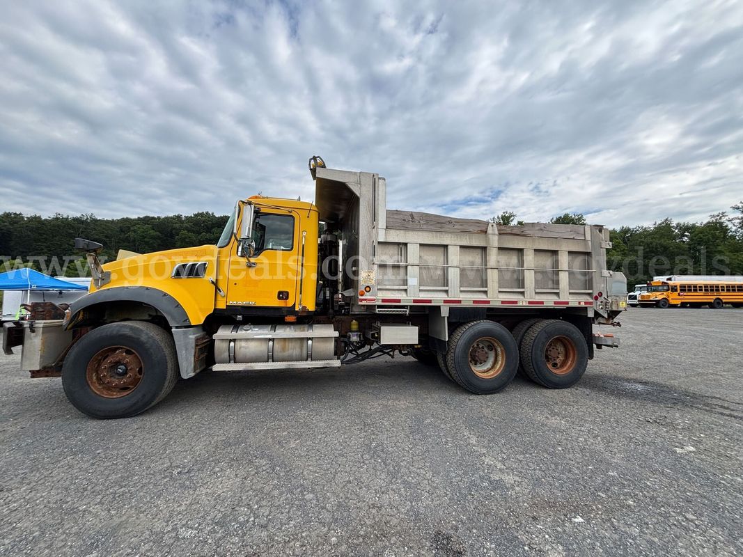 2009 Mack GU713 Tandem Dump Truck w/ Spreader – Runs