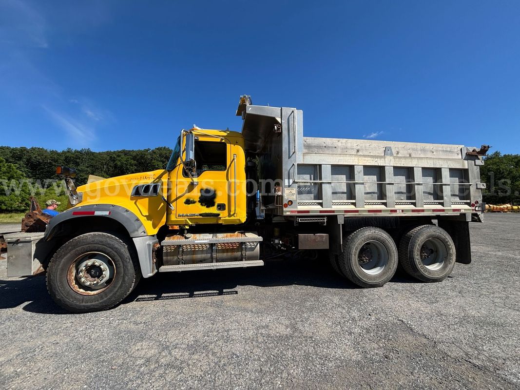 2008 Mack GU713 Tandem Dump Truck – Runs