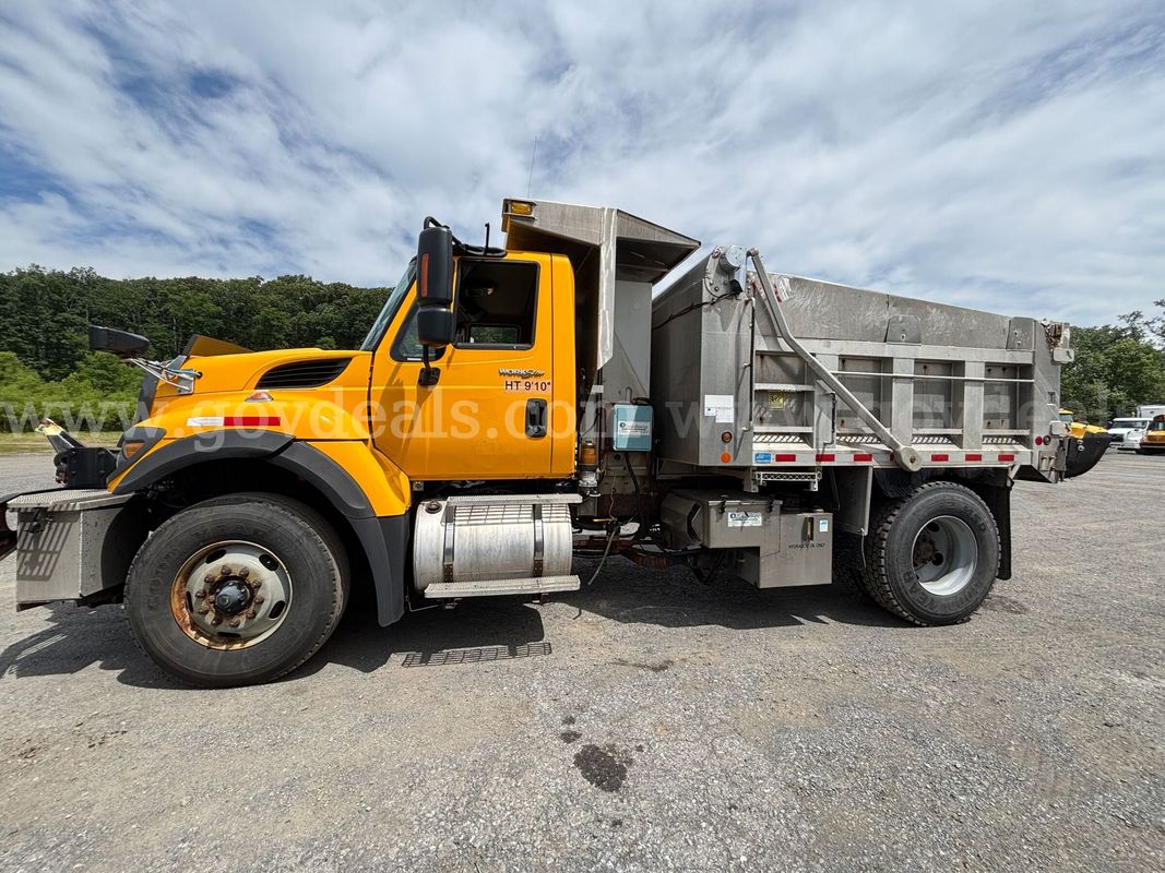 2013 International 7400 Conventional Cab Truck with Spreader