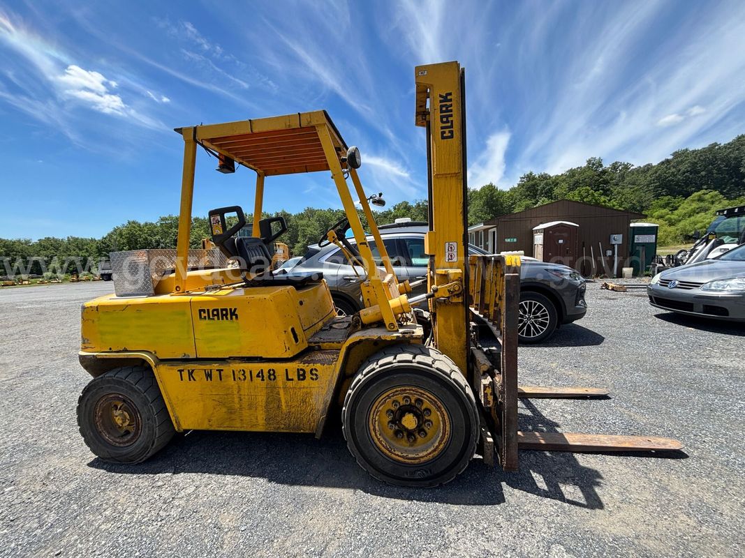 1986 Clark Tow Motor / Forklift