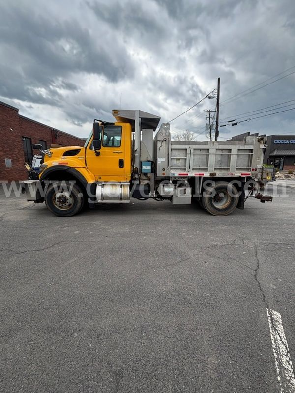 2011 International 7400 Dump Truck with Flink Spreader