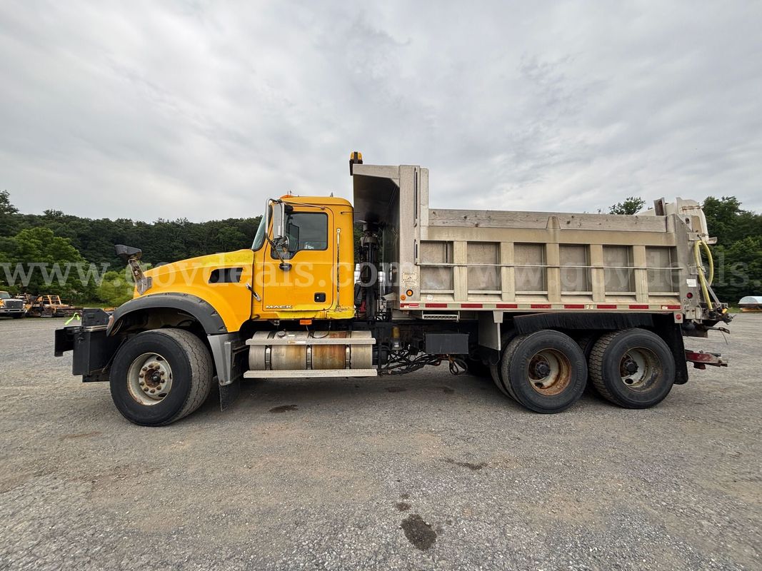 2009 Mack Gu713 Cab-Behind-Engine – Truck With Flink Spreader