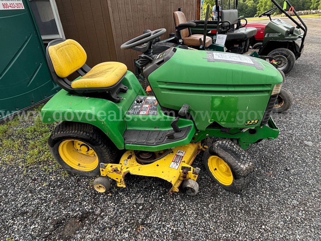 2001 John Deere 325 – Riding Lawn Mower
