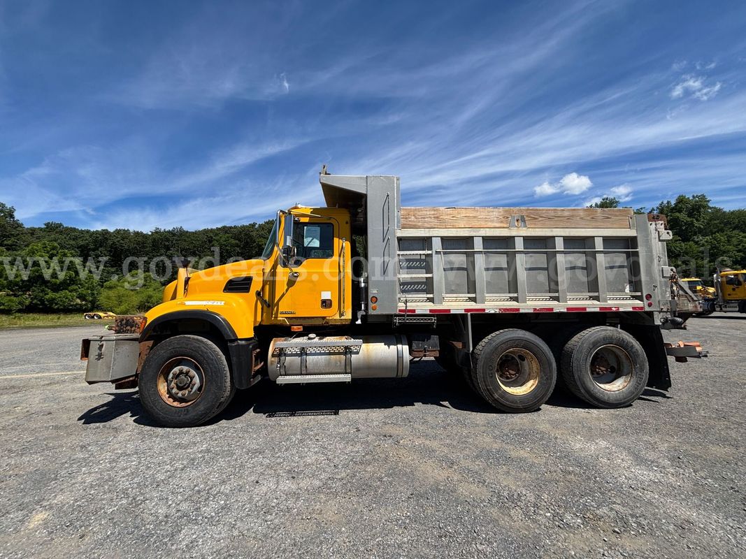 2005 Mack CV713 – Tandem Axle Dump Truck With Spreader & Wing Plow