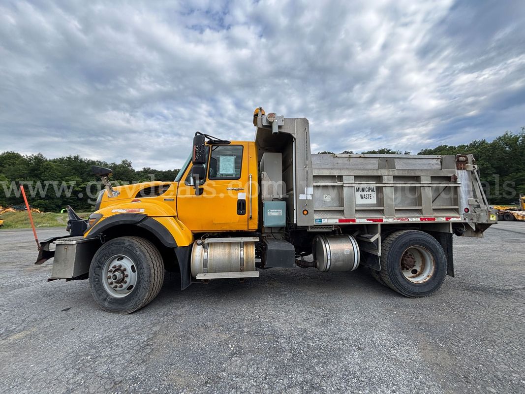 2005 International 7400 SFA 4x2 – Dump Truck with Spreader