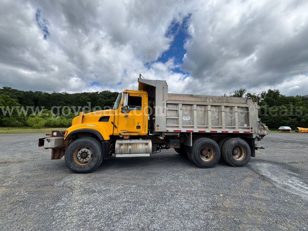 2004 Mack CV713 Granite – Tandem Axle Dump Truck 12.0L L6 Diesel | Manual Transmission | With Spreader